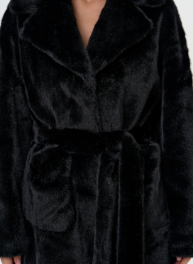 Пальто из эко меха с английским воротником