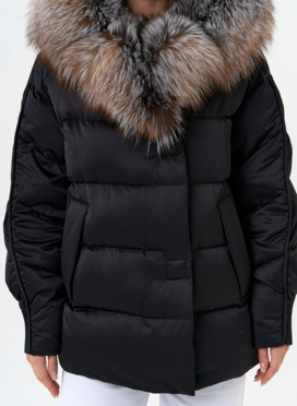 Женский пуховик с капюшоном из меха блюфрост