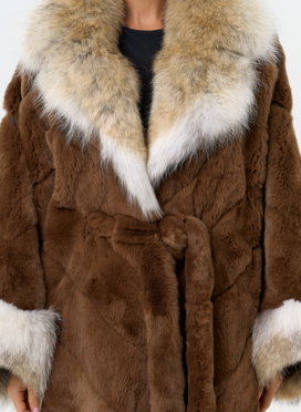 Шуба из кролика с отделкой из меха койота Шуба из кролика с отделкой из меха койота