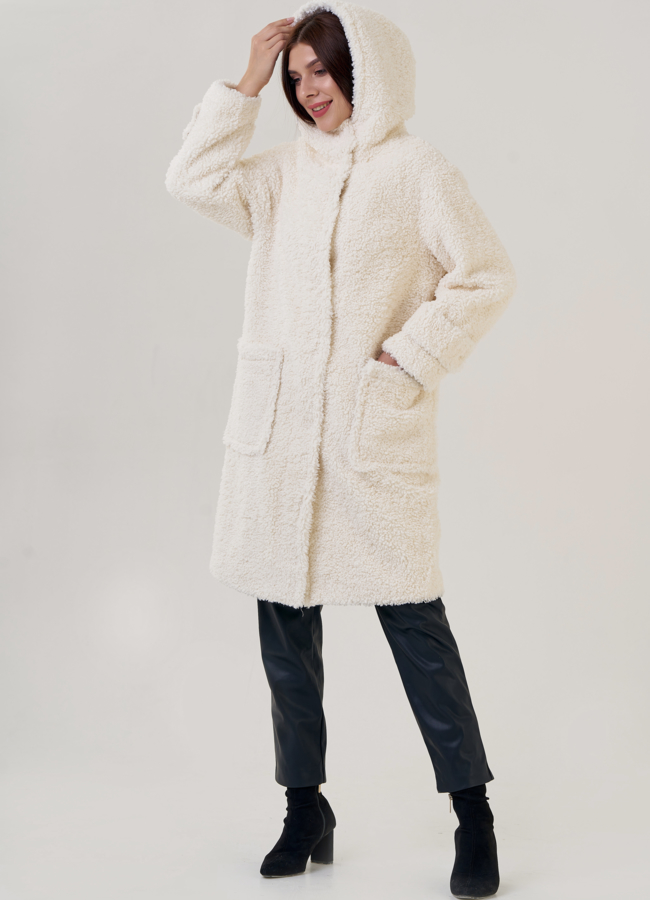 Женское полупальто белого цвета с капюшоном  модель № 23242 в рассрочку