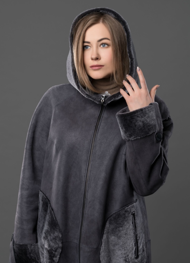 Дубленка двусторонняя серого цвета из астрагана на молнии с капюшоном модель № 3486 в рассрочку