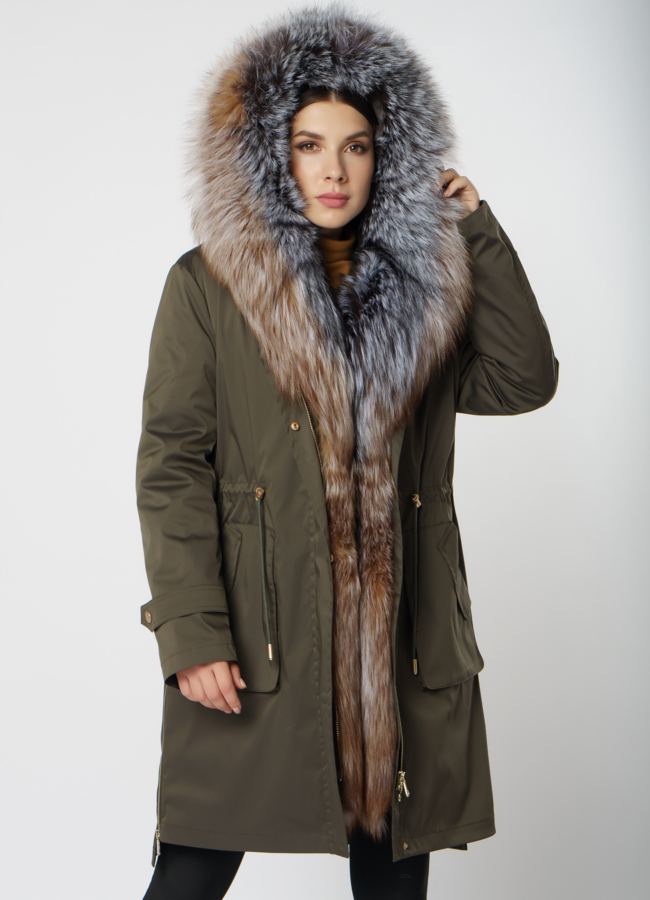 Меховая парка на молнии с капюшоном в цвете хаки модель № 7026 универмаг малина