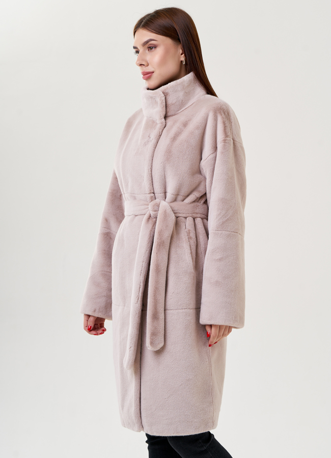 Женское пальто из искусственного меха бежевого цвета  модель № 23536 в кредит