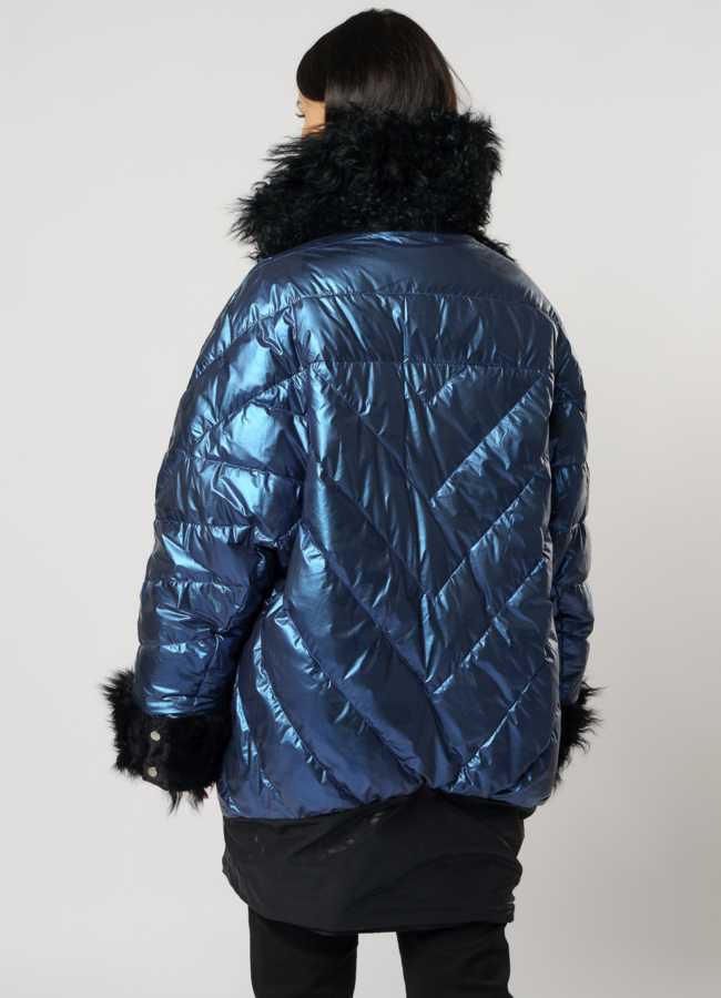 Двусторонний пуховик oversize с отделкой из козлика  модель № 221 в кредит