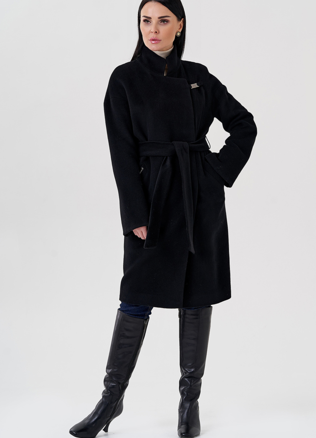 Женское пальто черного цвета  модель № 23958 меха малина