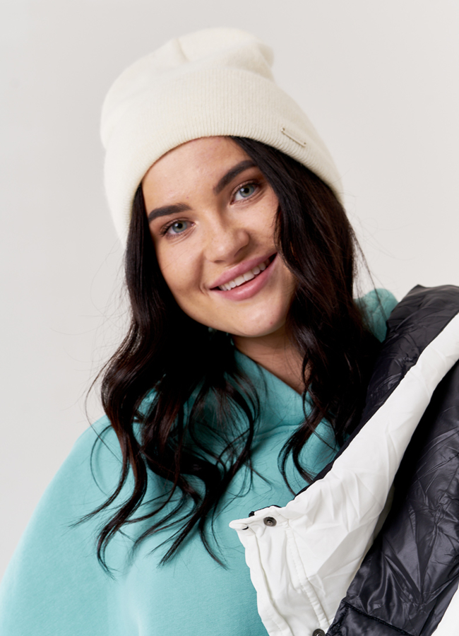 Женская светлая шапка модель № 9361 меха малина