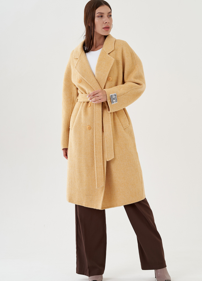 Удлиненное женское пальто в желтом цвете с поясом модель № 81424 в рассрочку