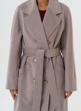 Светлое пальто с английским воротником