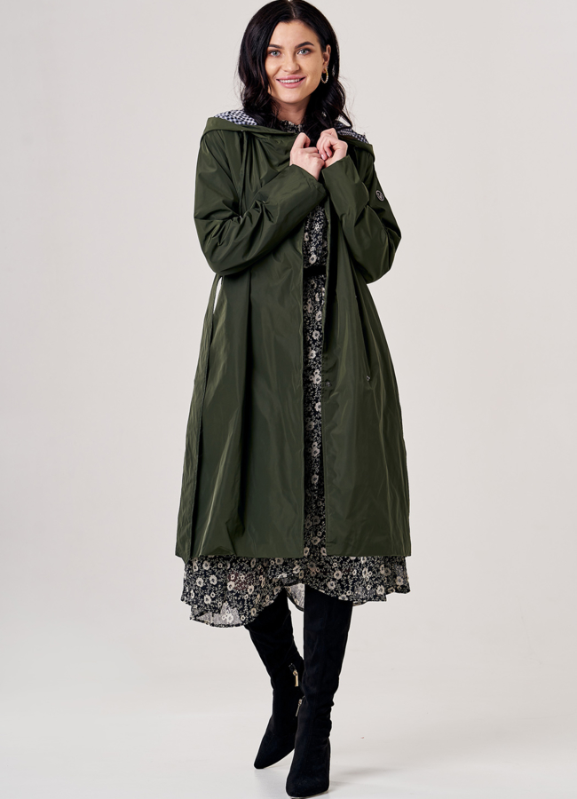 Плащ женский с капюшоном зеленого цвета модель № 20502 меха малина