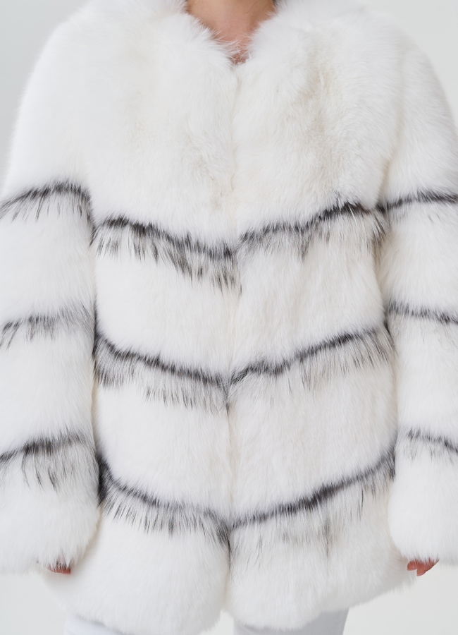 Шуба из меха лисы белого цвета модель № 27615 универмаг малина