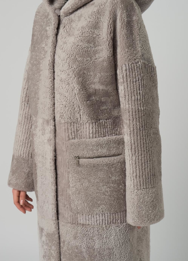 Шуба из овчины в сером цвете с капюшоном модель № 21979 в рассрочку