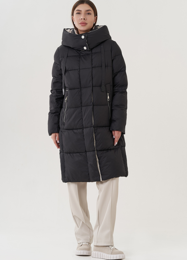 Женский пуховик с капюшоном черного цвета  модель № 25781 меха малина