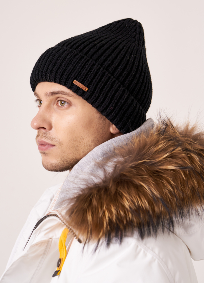 Шапка мужская черного цвета модель № MMH 10916 меха малина