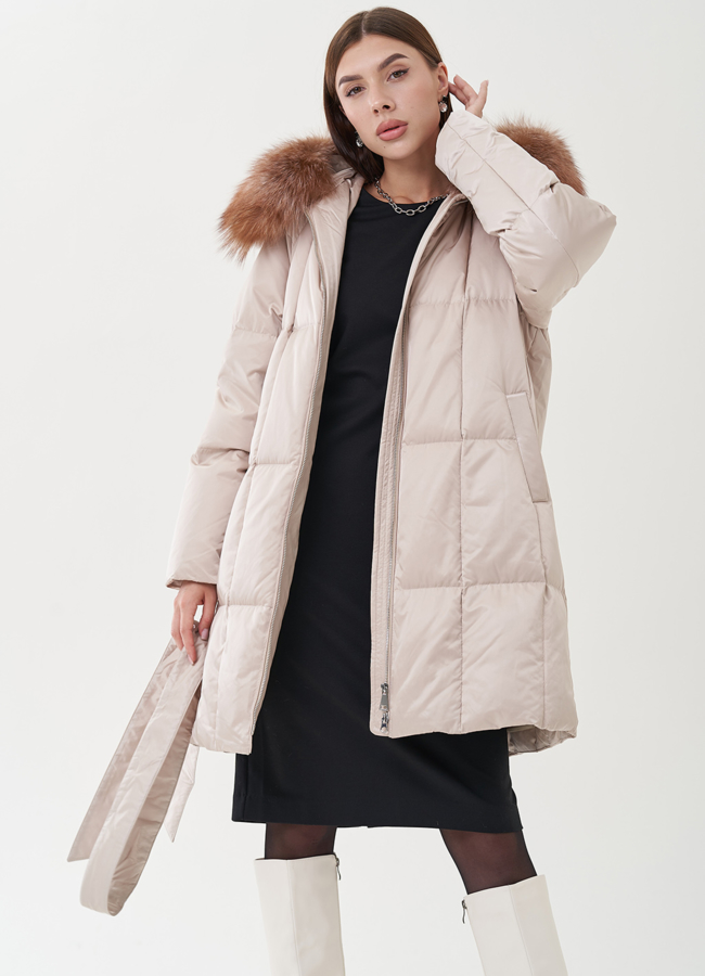 Пуховик бежевого цвета с отделкой капюшона модель № 25370 универмаг малина