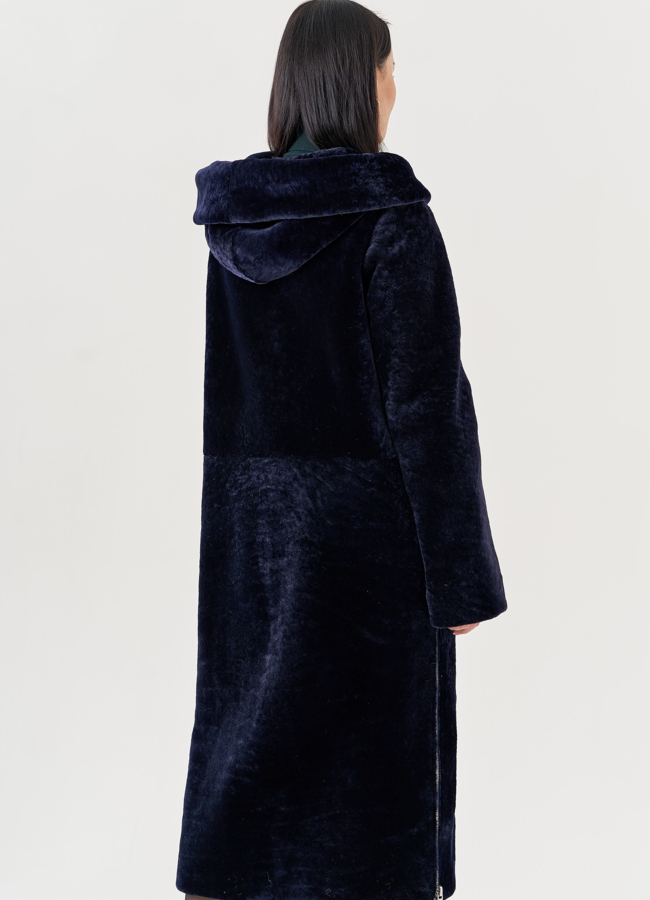 Шуба из овчины синего цвета с капюшоном  модель № 79632 универмаг малина
