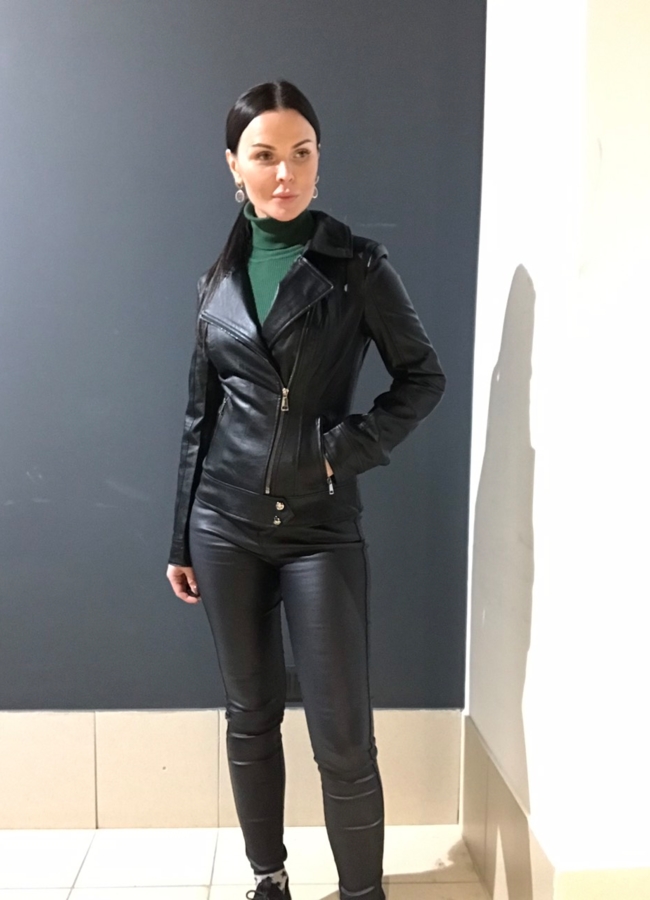 Куртка женская из эко кожи на молнии модель № 8261 меха малина