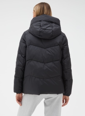 Женский пуховик черного цвета с капюшоном