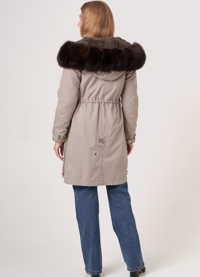 Парка бежевого цвета с отделкой из песца модель № 18066 в кредит