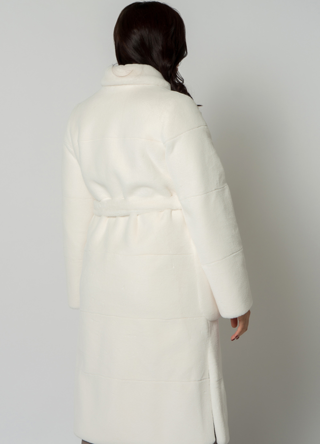 Пальто из эко меха в белом цвете модель № 21126 в рассрочку