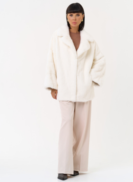 Шуба из меха норки белого цвета