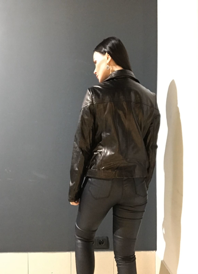 фото Кожаная куртка черного цвета модель № 8636