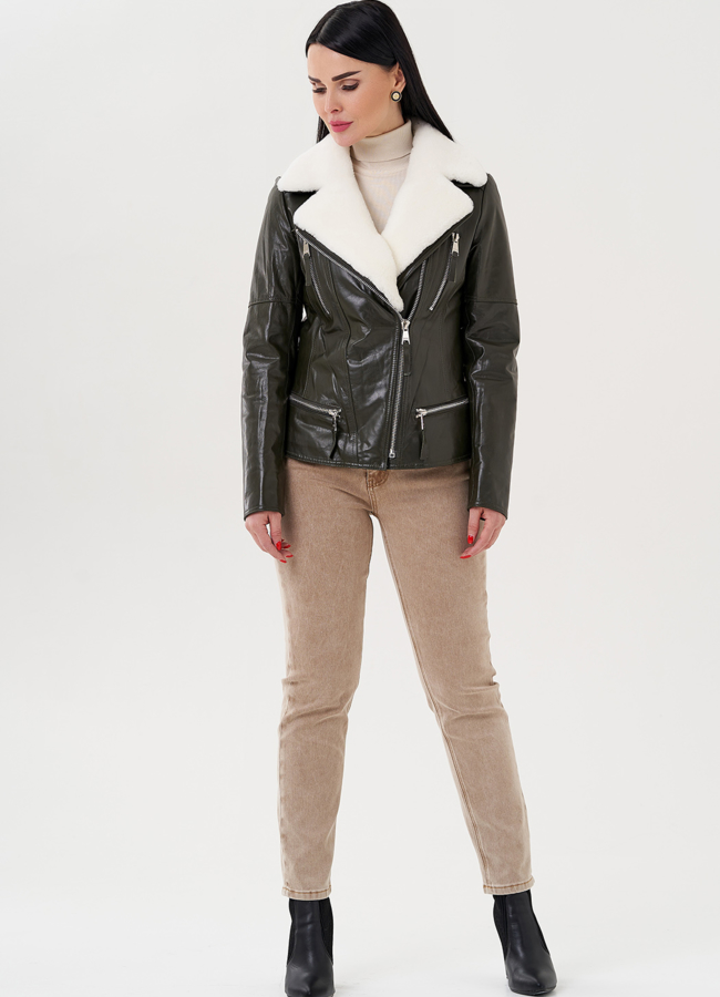 Зеленая куртка из кожи с мехом белого цвета модель № 24256 универмаг малина