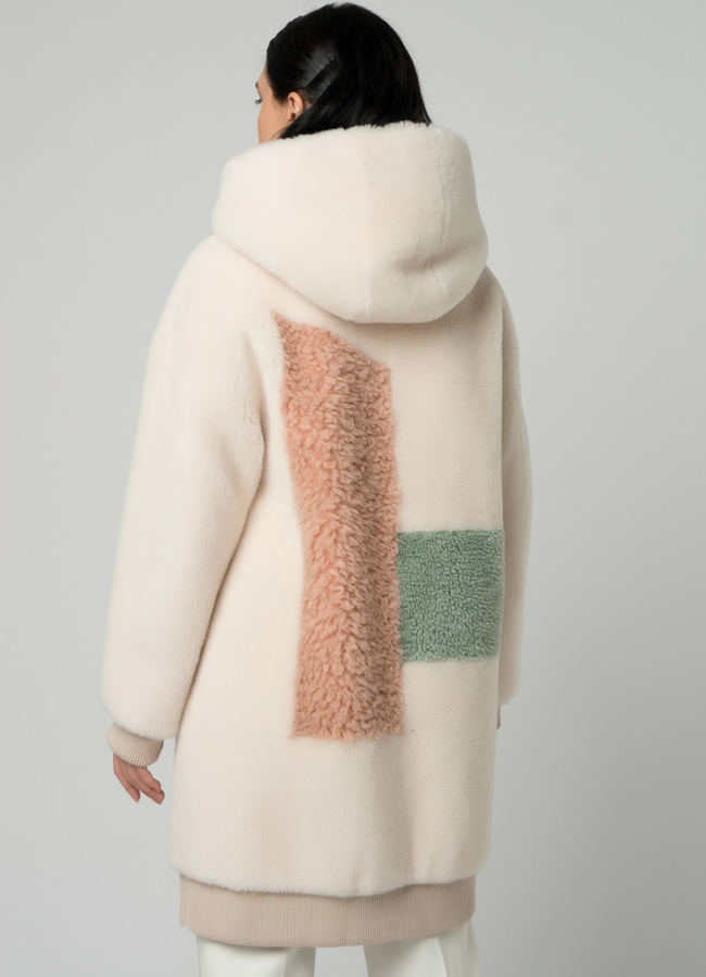 Бомбер из эко меха в белом цвете с капюшоном модель № 21140 в рассрочку