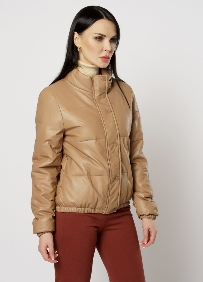 Утепленная куртка из эко кожи бежевого цвета модель № 20779 в рассрочку