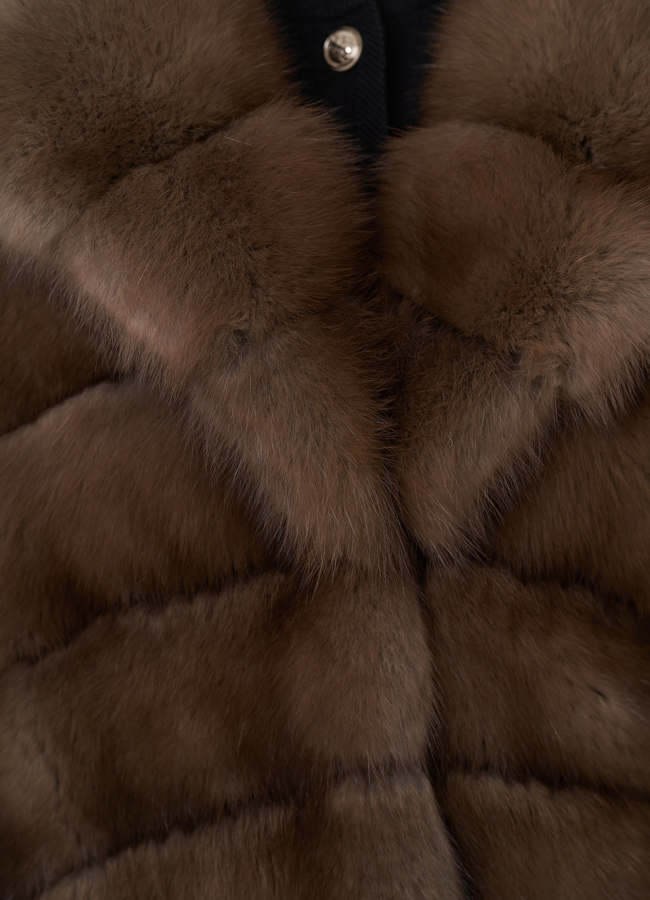 Шуба из куницы с английским воротником  модель № 26038 универмаг малина