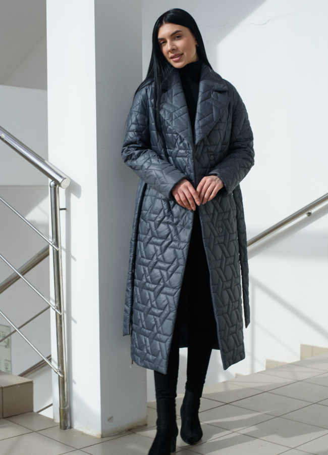 Женский плащ серого цвета с английским воротником  модель № 22468 меха малина