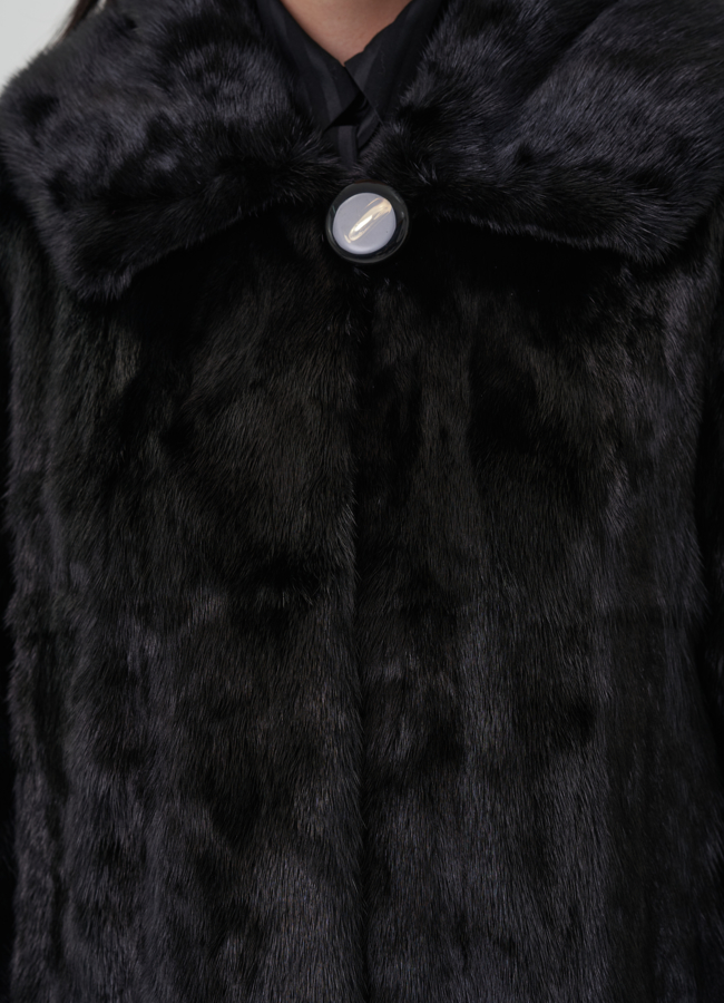 Шуба черного цвета с капюшоном модель № 25476 в рассрочку