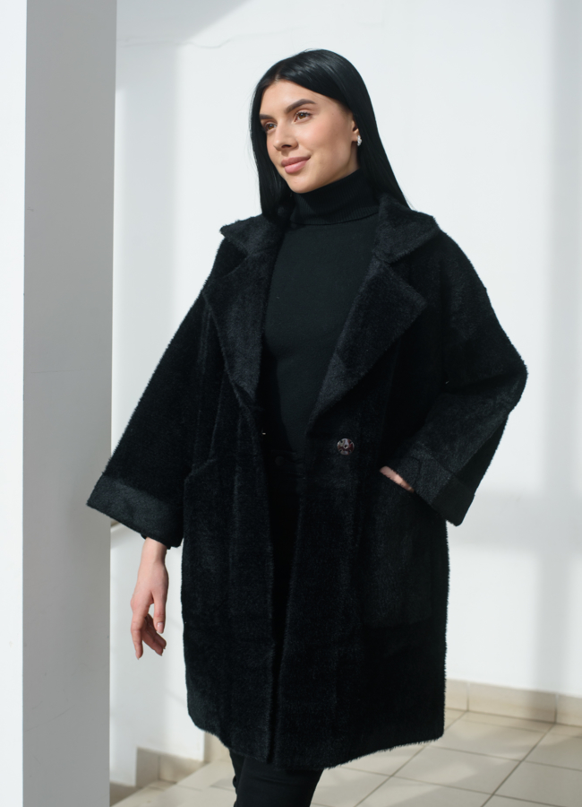 Кардиган  с английским воротником черного цвета  модель № 22505 меха малина