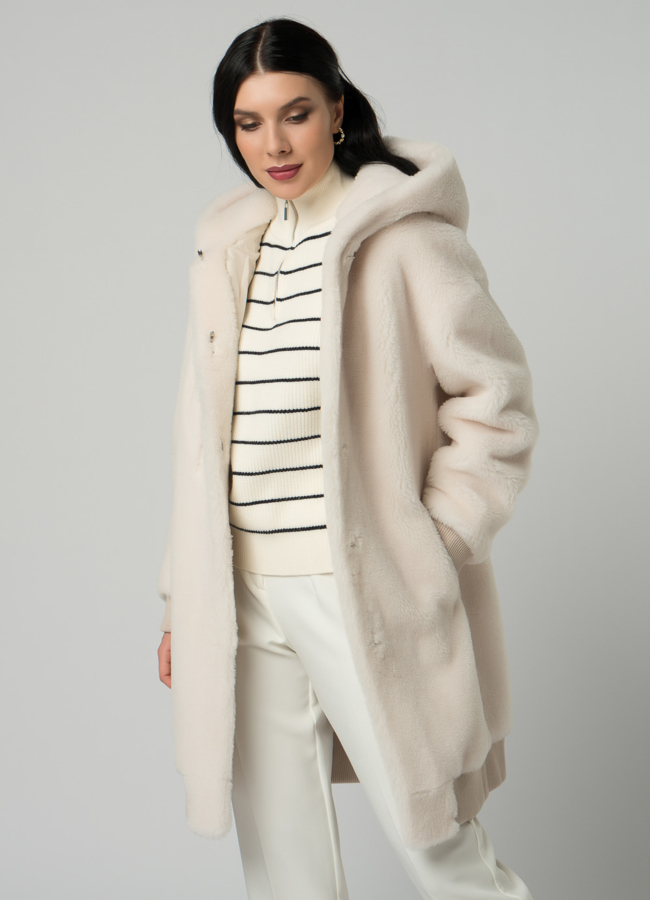 Бомбер из эко меха в белом цвете с капюшоном модель № 21140 универмаг малина