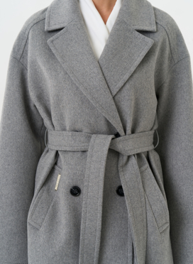 Женское укороченное пальто в сером цвете