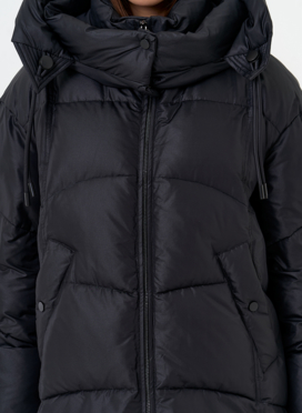 Женский пуховик черного цвета с капюшоном