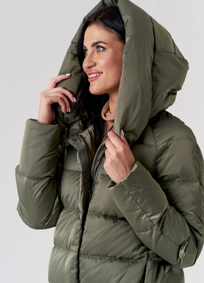 Женский пуховик зеленого цвета с капюшоном модель № 21572 в рассрочку