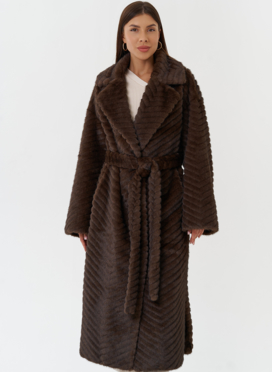 Пальто из эко меха с английским воротником