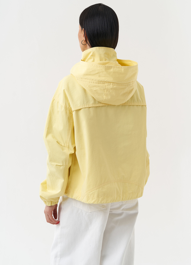 фото Женская ветровка желтого цвета с капюшоном модель № 30441