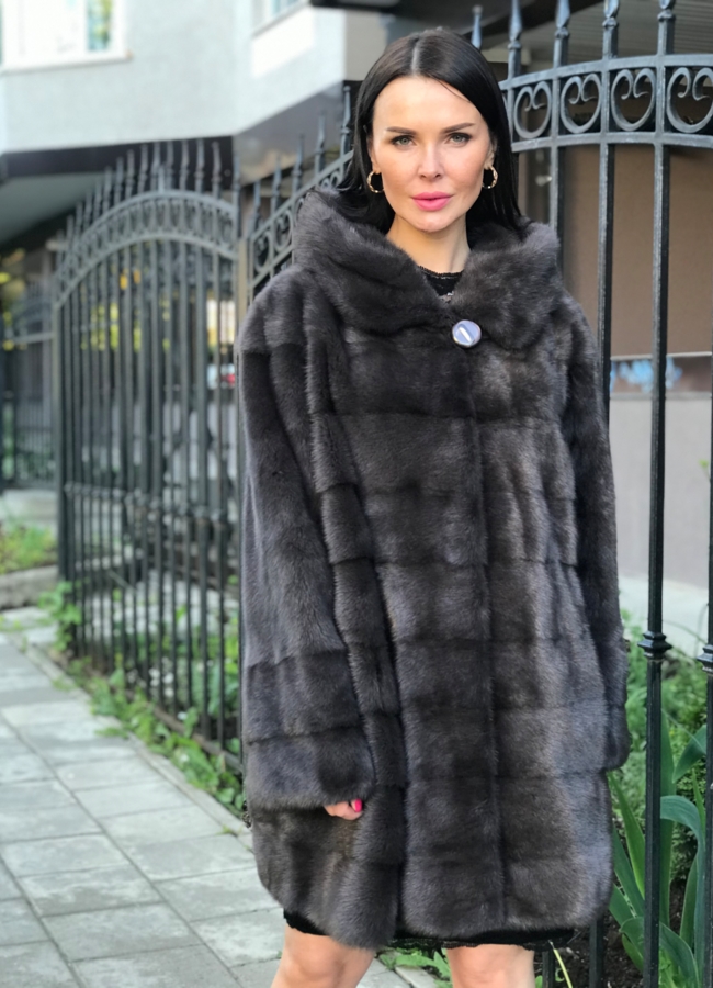 Укороченная норковая шуба с капюшоном в цвете графит модель № 94515M меха малина