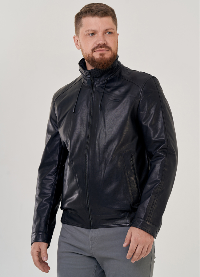 Кожаная куртка с капюшоном черного цвета  модель № 23140 в рассрочку