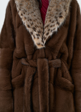 Женская шуба из меха норки с капюшоном из меха рыси