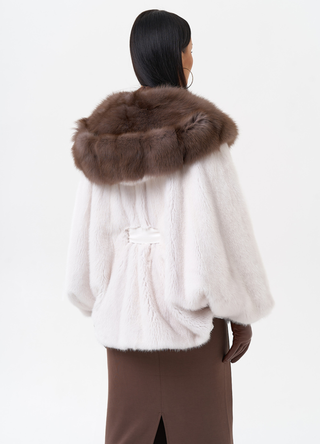 Короткая норковая шуба с капюшоном из меха куницы модель № 29263 универмаг малина