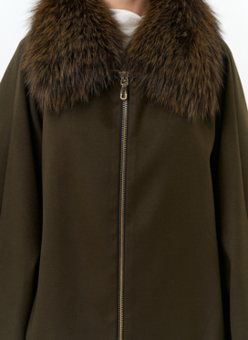 Женское укороченное пальто с отделкой из меха лисы
