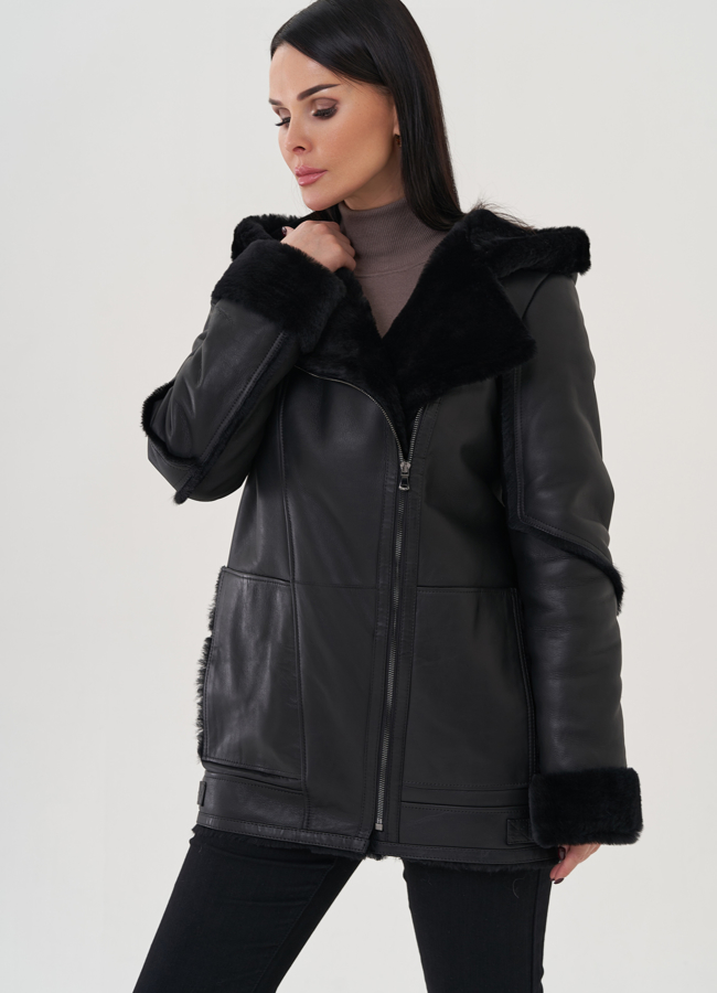 Женская дубленка черного цвета с капюшоном  модель № 26042 в кредит