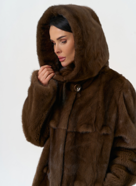 Женская шуба из меха норки с капюшоном 