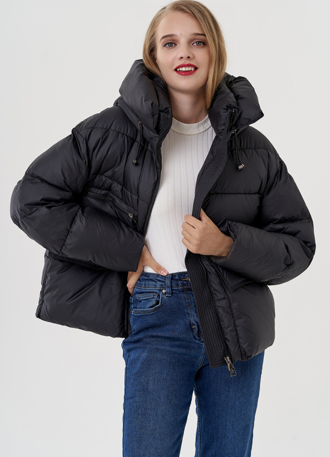 Женская куртка с капюшоном черного цвета  модель № 82039 меха малина
