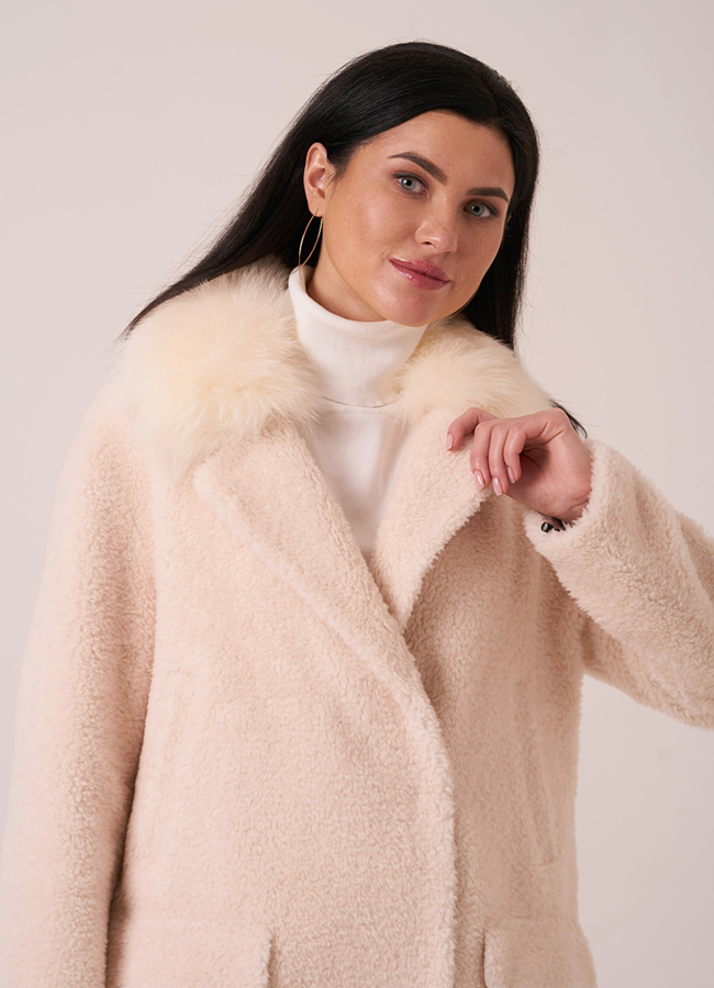 Светлое пальто из эко меха прямого силуэта модель № 17939 в рассрочку