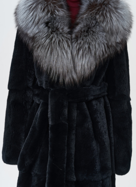 Шуба из меха кролика с капюшоном из чернобурки Шуба из меха кролика с капюшоном из чернобурки