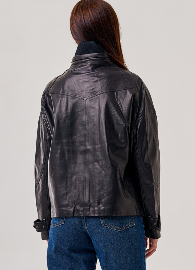 Женская куртка из натуральной кожи черного цвета  модель № 22454 в кредит