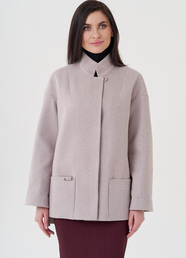 Укороченное женское пальто в бежевом цвете модель № 23964 в рассрочку